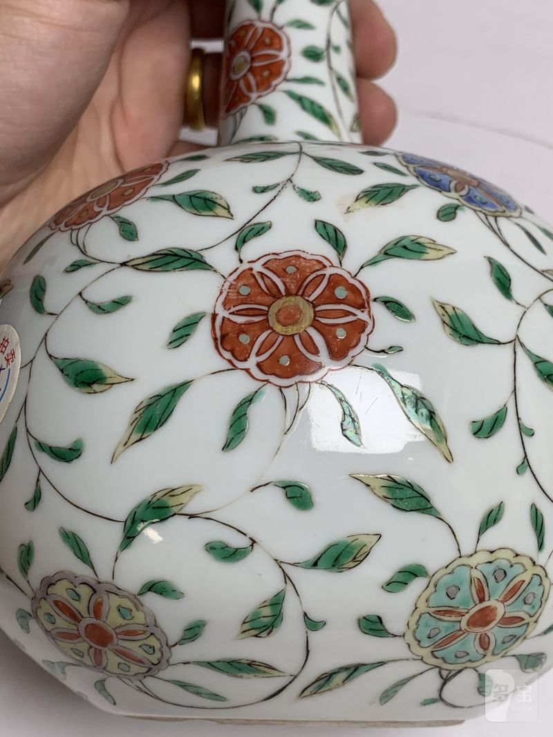 清康熙 五彩缠枝皮球花纹长颈瓶 - 图7